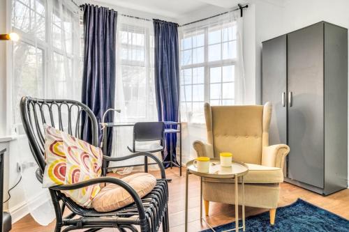 Hendon House | 6 Private Suites in Converted House, Full Kitchens & Bathrooms, Parking