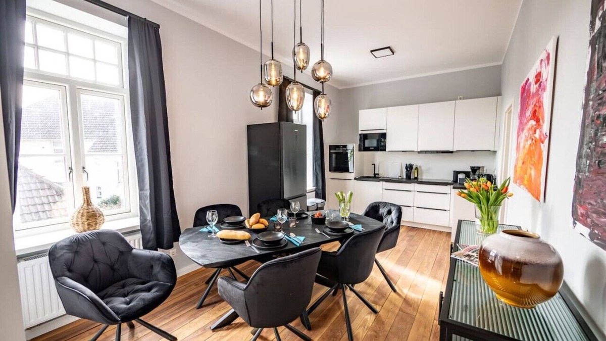 Brunsbuttel Apartment | 6 rooms 5 bedrooms 2 bathrooms- close to the city center top renovated