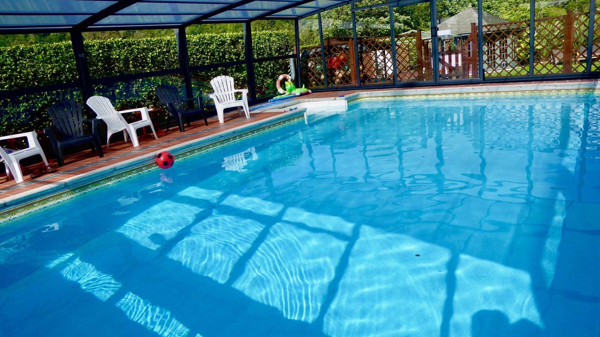 Portreath Apartment | 6~Short walk~Beach~Pubs~Shops: Chlorine safe Pool and Hot tub, Games room, WiFi