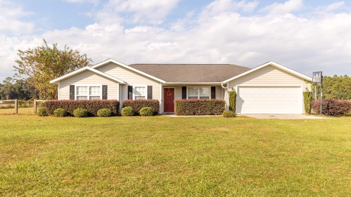 Lake Butler House | 6+ Sleeper Farm Escape with HUGE Yard and RV Hookup is Out Standing in its Field