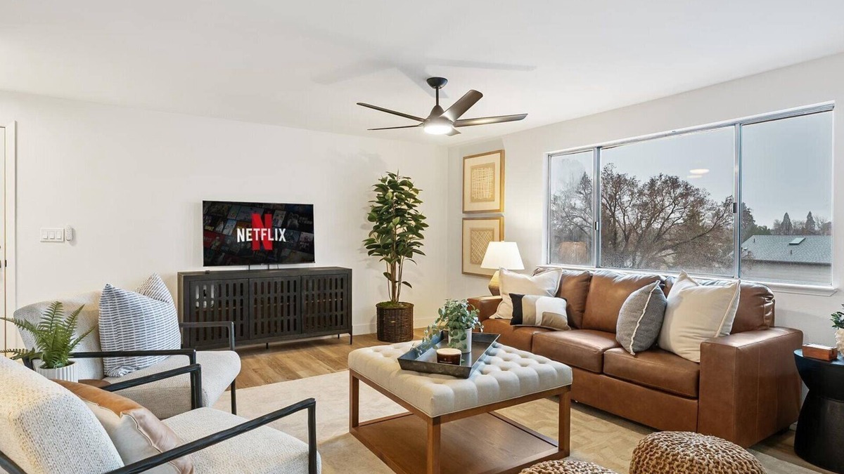 West University House | 6 Sleeping areas, Close to Casinos, Tahoe, UNR!