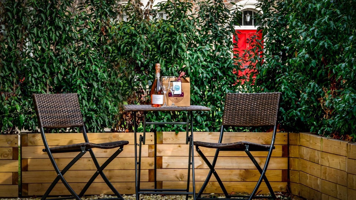 York Cottage | 6 St Johns Mews - a couples retreat that sleeps 2 guests in 1 bedroom
