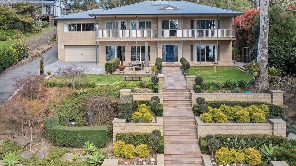 Ferny Creek House | 6 Star eco home with spectacular view.