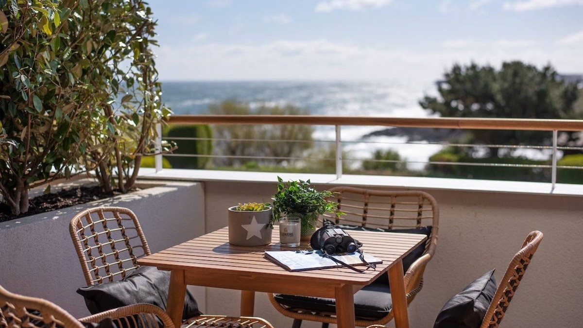 St Abbs Apartment | 6 THE BAY- modern sea view coastal apartment with Scandi-style interiors