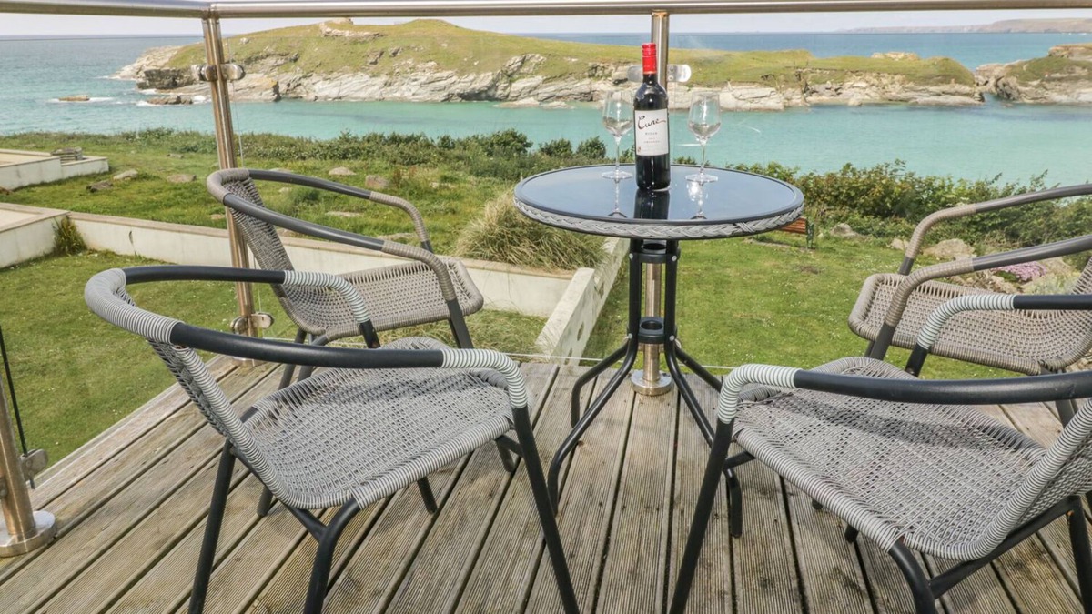 Newquay Cabin | 6 THE WATERMARK, pet friendly, country holiday cottage in Porth