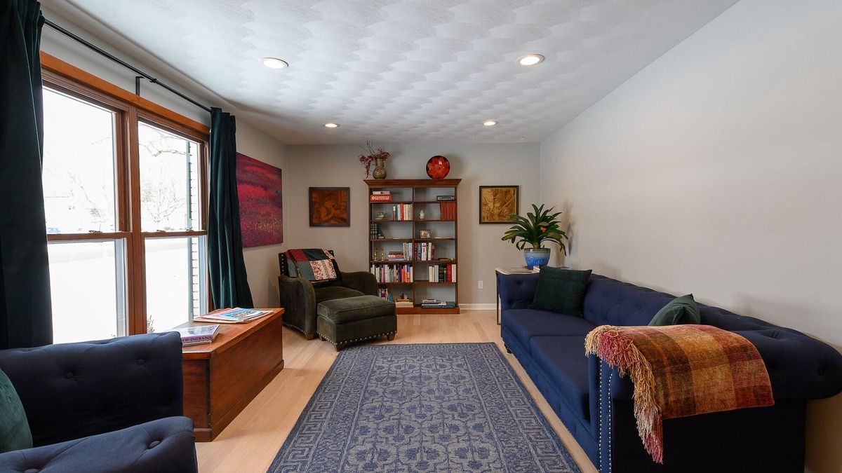 Carmel House | .6 Walk to Carmel Midtown (Palladium). Plus massage chair & purple mattress
