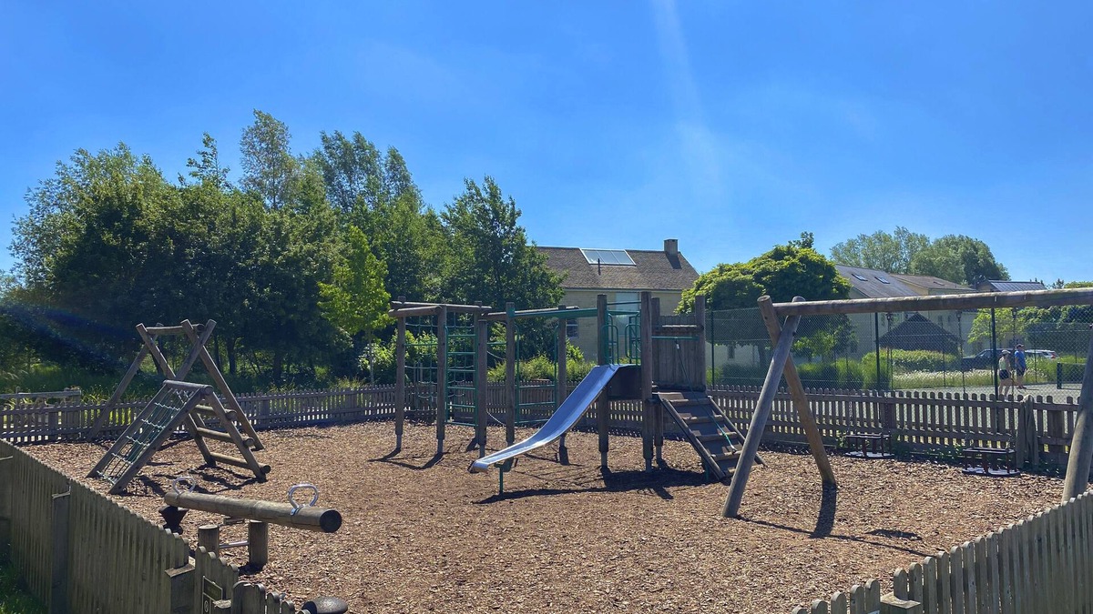 Malmesbury House | 60 Howells Mere, Lower Mill Estate, 10 Adults +3 Kids, Spa, Pool, Dogs Allowed