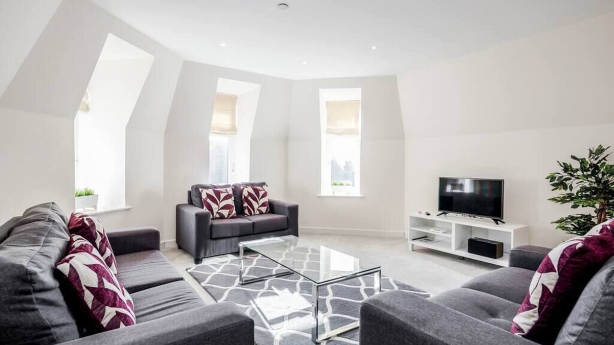 Leatherhead Apartment | 60 RSQ - 2 bedroom apartment