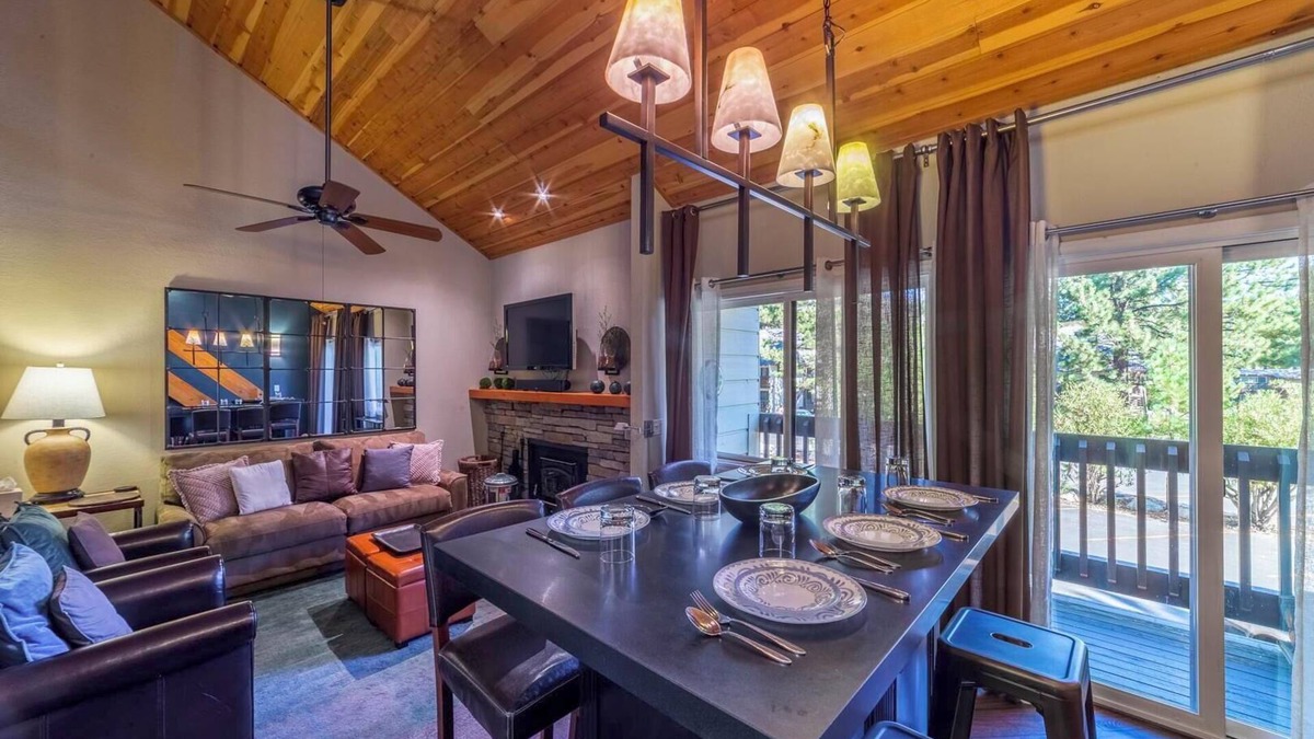 Mammoth Lakes Condo | 603 Pet-Friendly Cozy Loft Studio W/Pool, Spa, and Free Ski Locker!