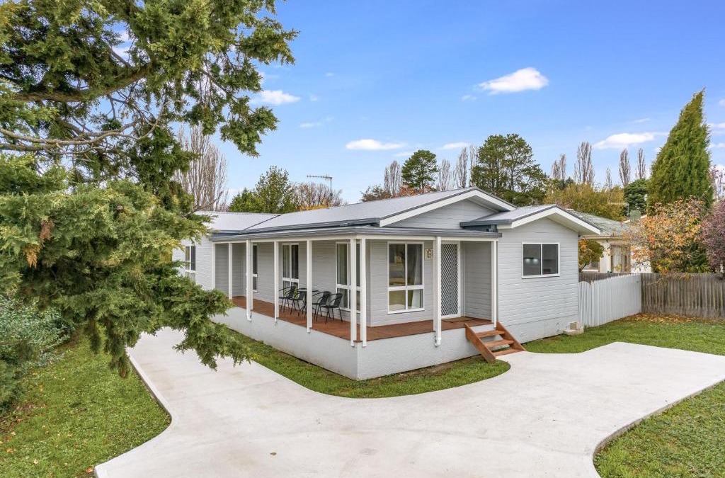 Berridale House | 61 Myack Street - Modern 4BR Home in Berridale l WiFi l Aircon