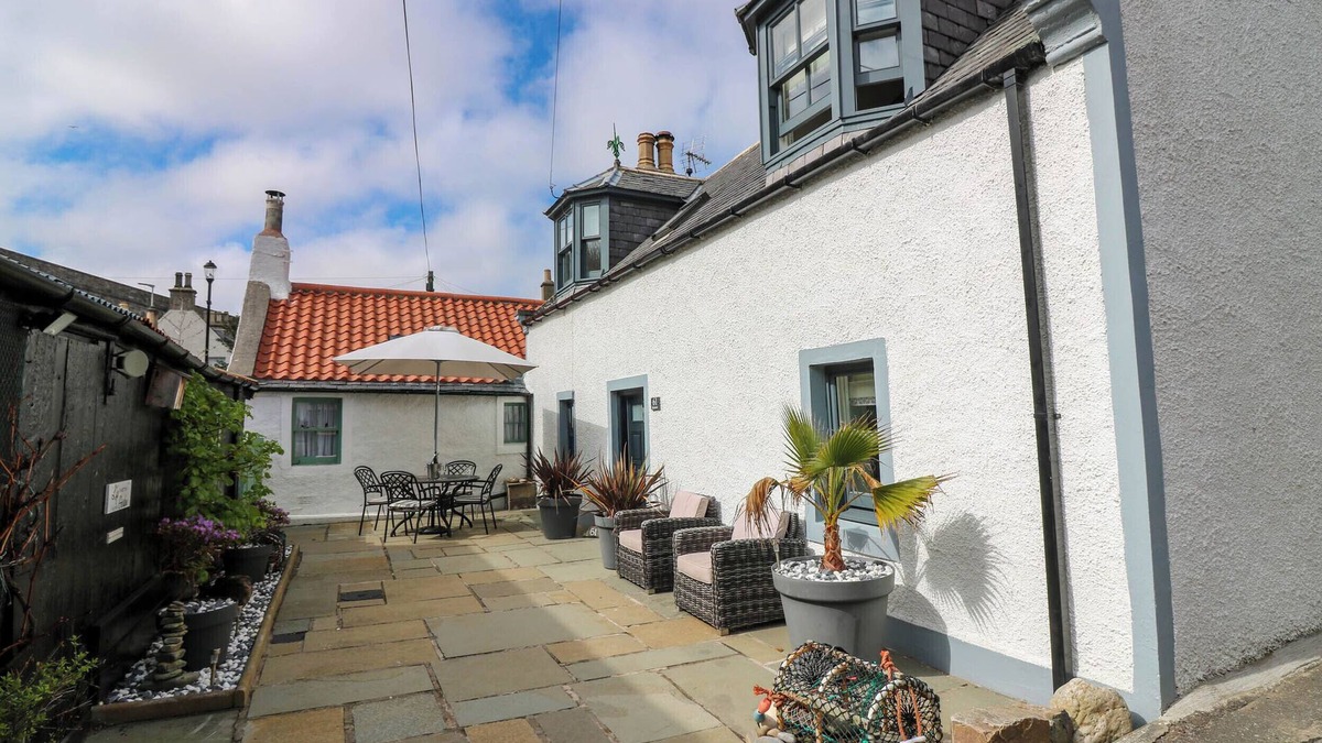 Cullen Cottage | 61 SEATOWN, pet friendly, character holiday cottage in Cullen