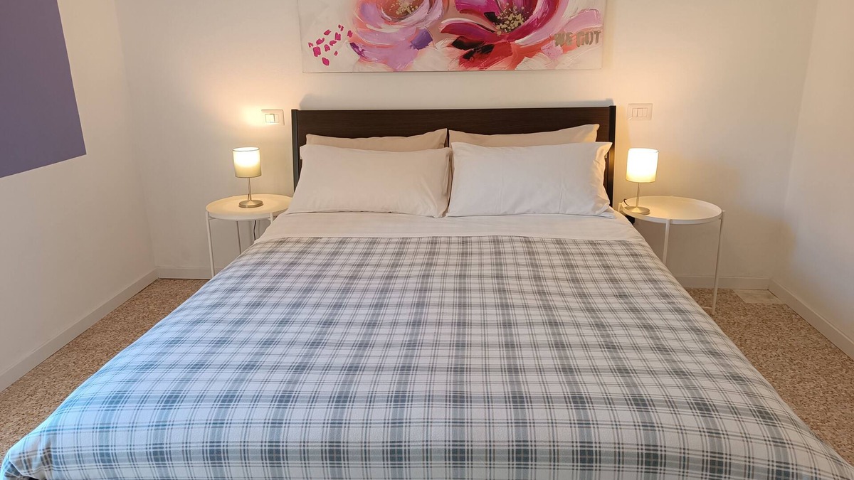 Pavia Apartment | 64B 10 minutes walk from: Polyclinic Hospital, Station and Center - 2 rooms