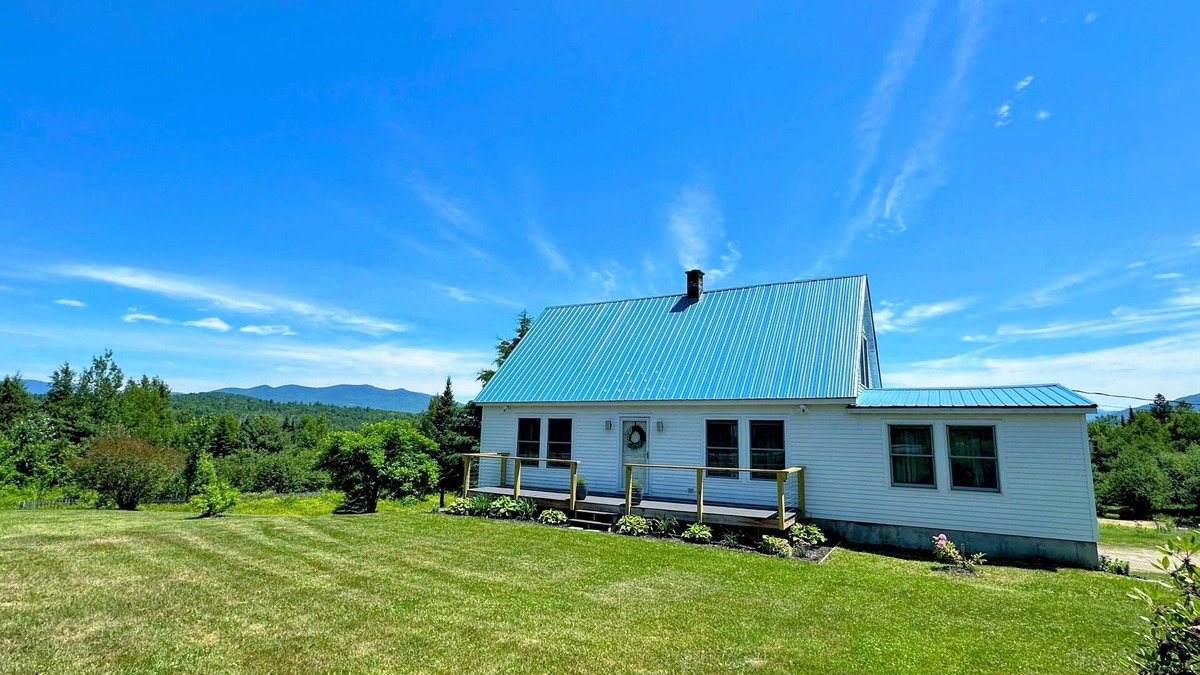 Whitefield House | 64J Stunning views, close to attractions! 20 mins to Bretton Woods. Hot Tub, AC, dog friendly!