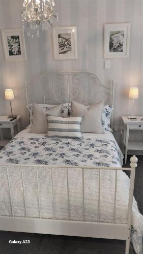 Leamington Bed & Breakfast | 66 Chaucer B&B with Complimentary Breakfast