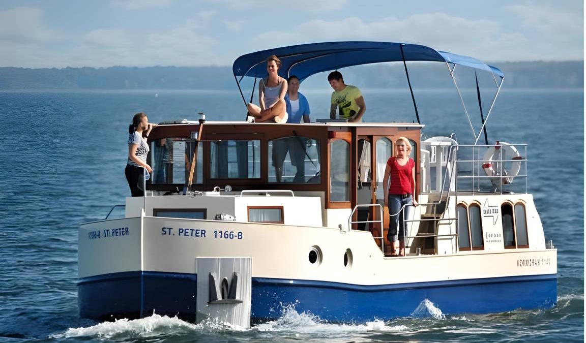 Zeuthen Boat Rental | 66 m² Houseboat ∙ 4 bedrooms ∙ 12 guests