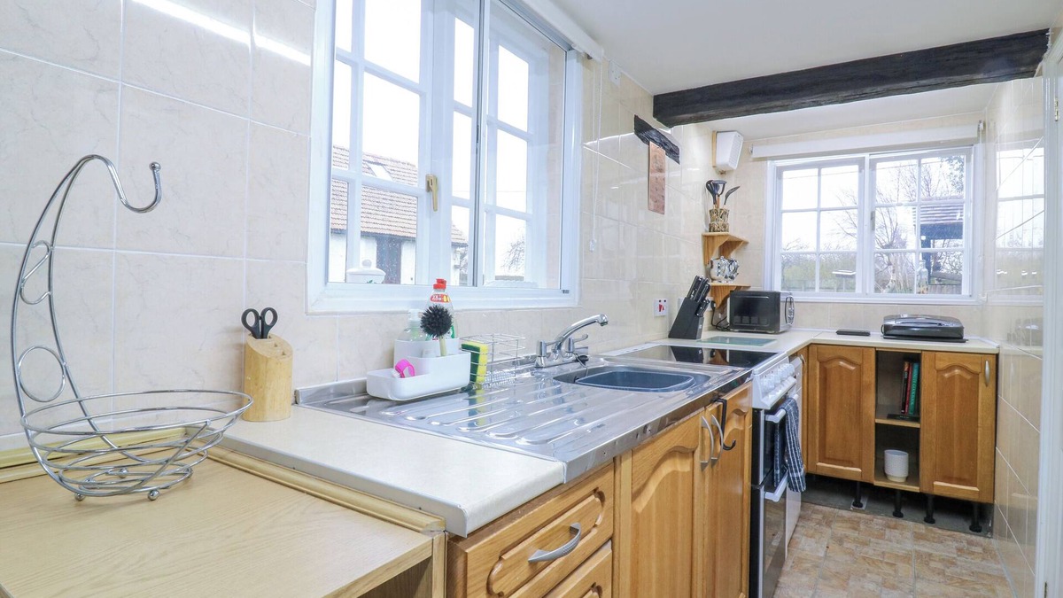 Broom Cottage | 68 GREAT NORTH ROAD, pet friendly, with a garden in Eaton Socon