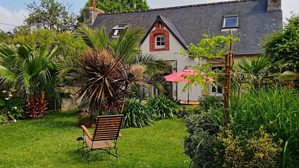 Audierne House | 690-Charming villa in a lush garden