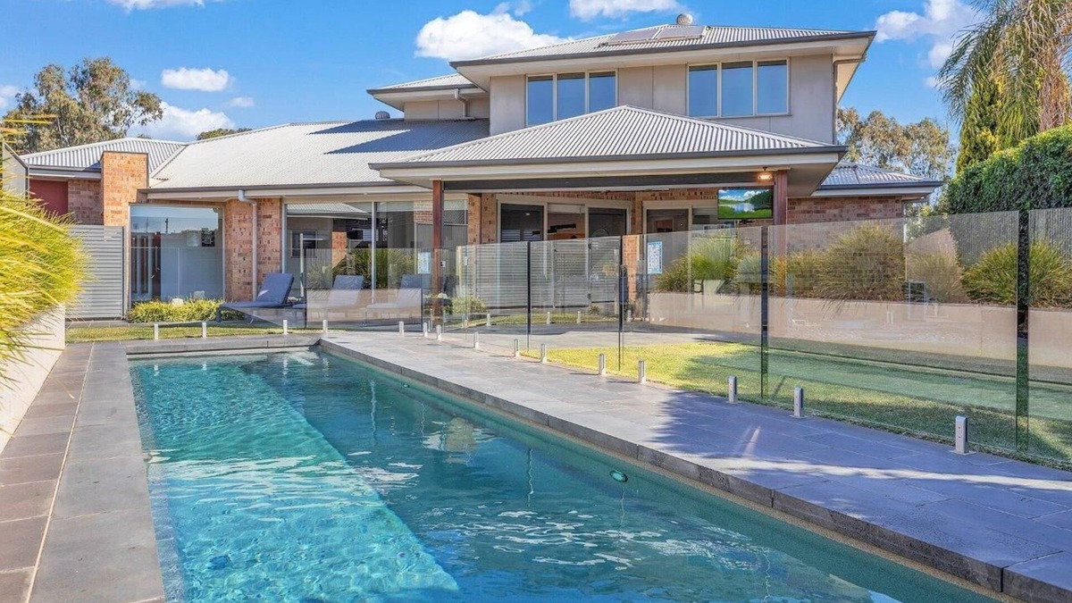 Moama House | 6A Blair St - Echuca Holiday Homes