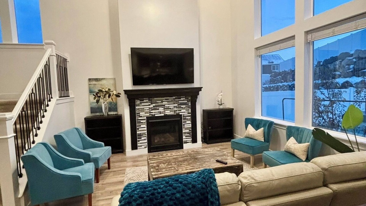 Draper House | 6Bedroom Mountain Escape w/HOT TUB, 2 kitchens, 2 Living Rooms- Upscale Locale!