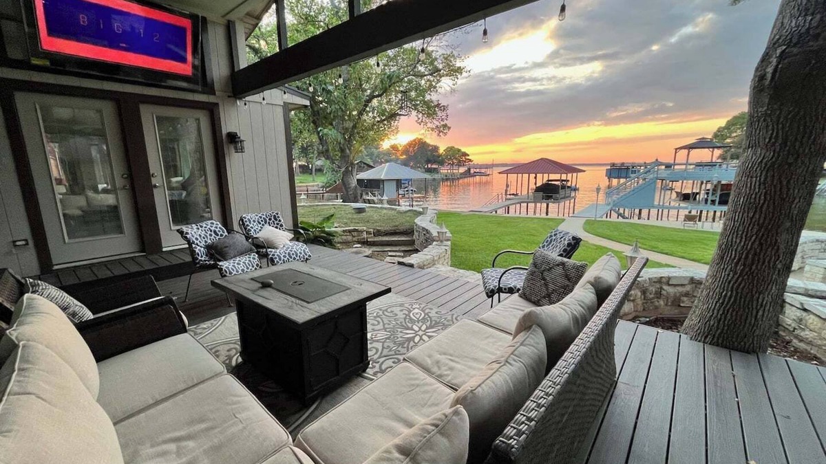 Leisure Land House | 6BR/5Bath Single Story Lake Front Home at Cedar Creek w/boat rental option