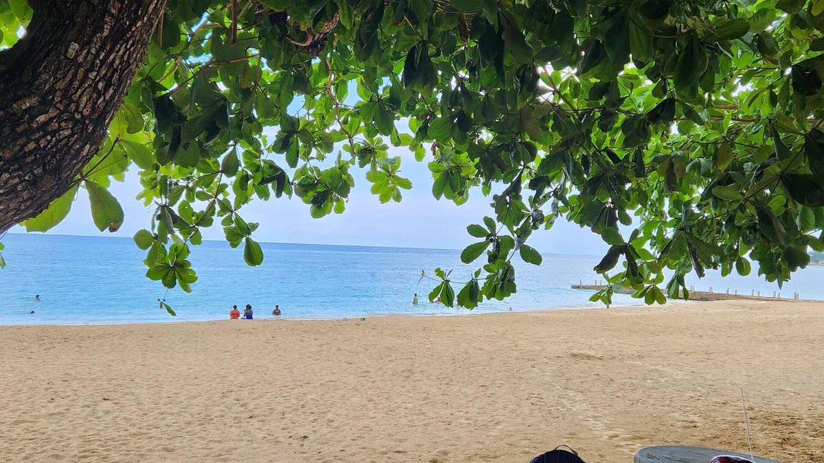 Runaway Bay Villa | 6BR Cozy Coastal Getaway with Pool/Beach Access/Meals/Event/Tours/Transportation