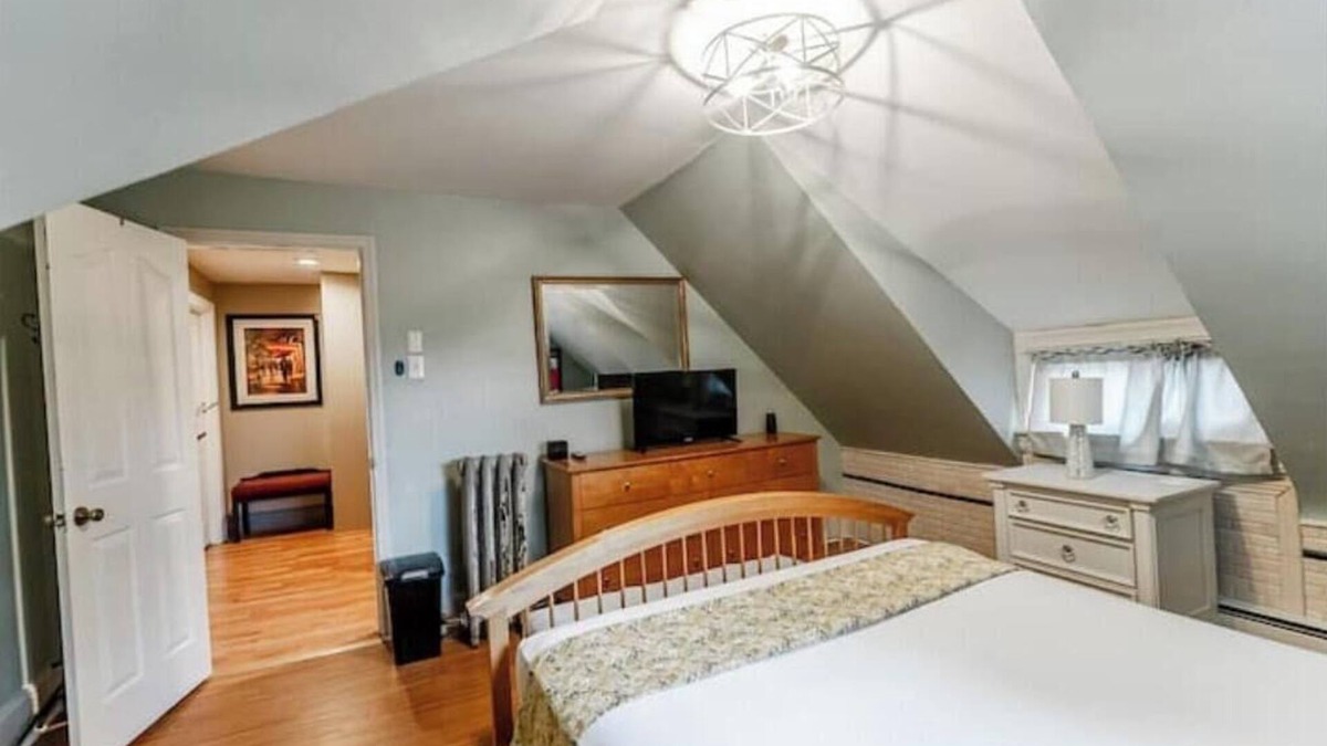 Sharon Hill House | 6BR Home/Driveway Parking ! PHL Airport/combine