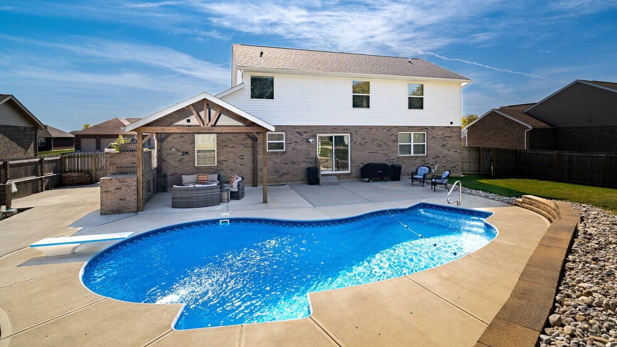 Hamilton House | 6BR Home w/Pool - Spooky Nook/MiamiU/KingsIsland