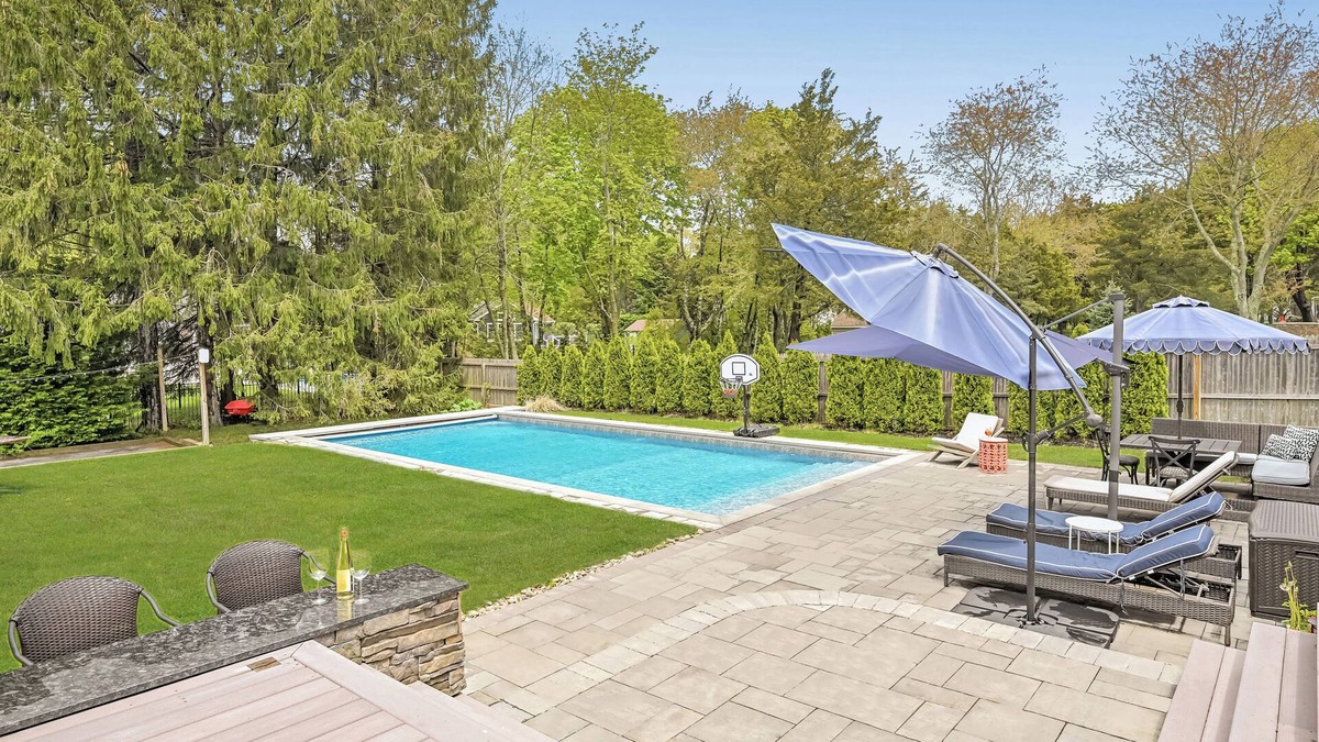 Southold House | 6BR, Saltwater Pool, Bocce, Hot Tub, Sauna. Walk to beach, minutes to vineyards!
