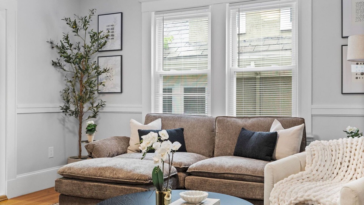 West Somerville Apartment | 6BR3BATH 16G + FREE 4 Parking + Outdoor Furniture