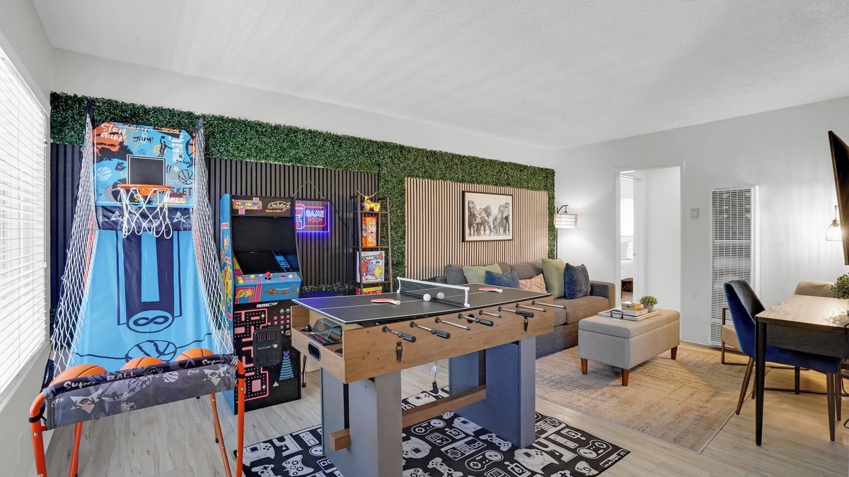 Eastside Apartment | 6th Haven, Arcades, King Size Bed, Fun Games, 1 Mile to Beaches, AC Unit, Fits 6