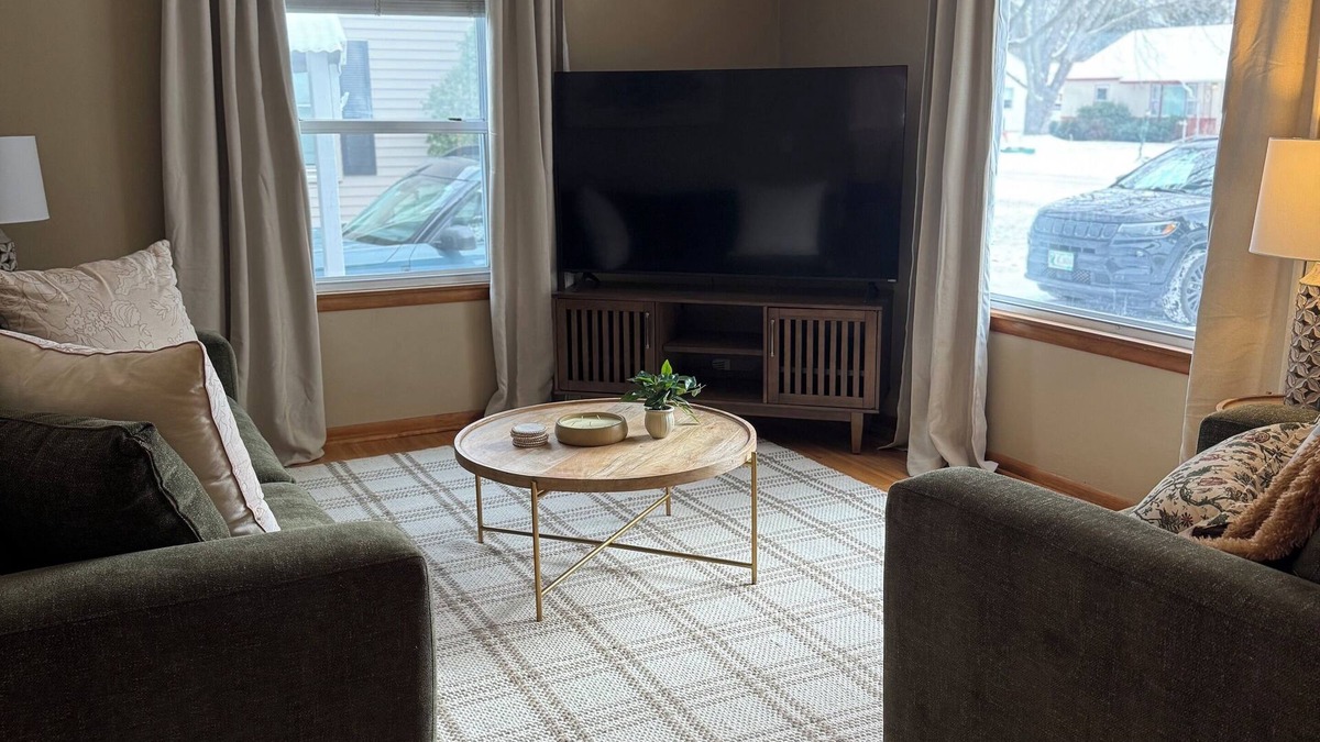 Elk River House | 6th Street Retreat- Fenced 4BR/1BA MidTerm stay ok