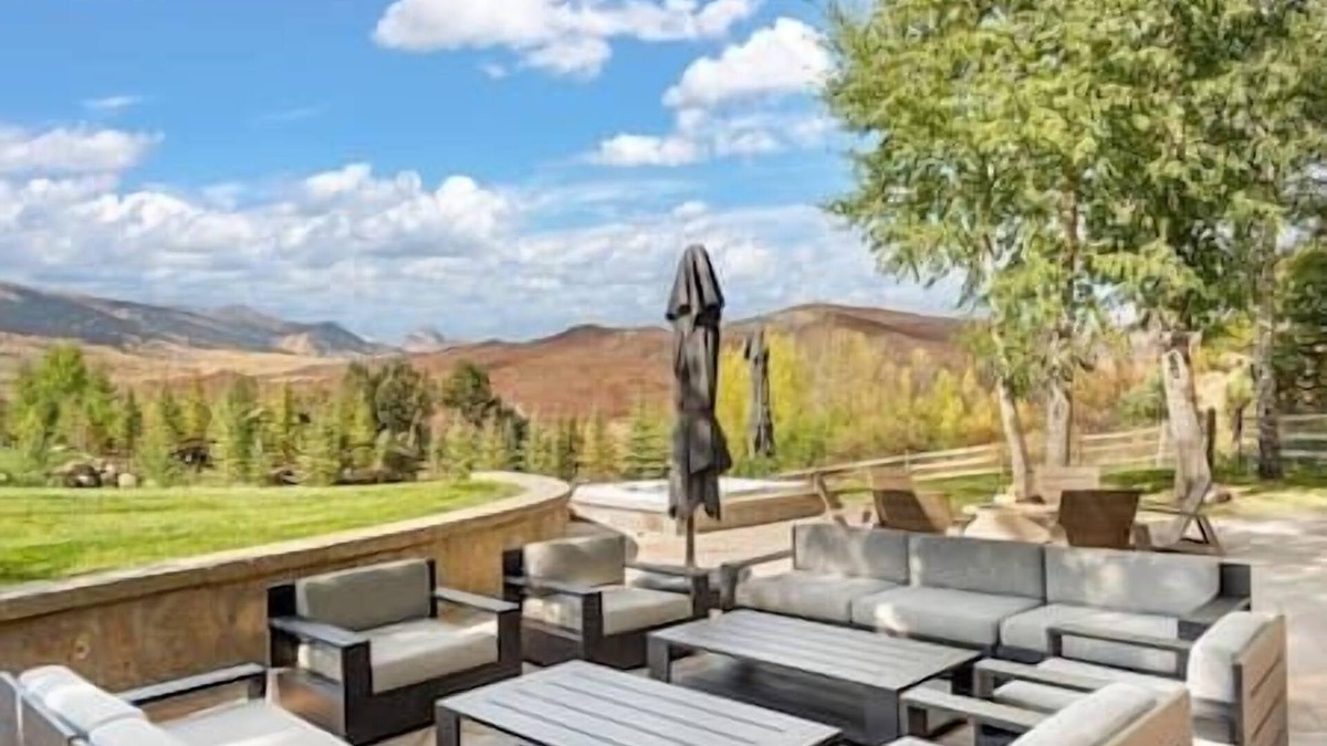 Aspen House | 7/8 Stunning Home, Hot Tub-Gym-Wine Room-FirePit!