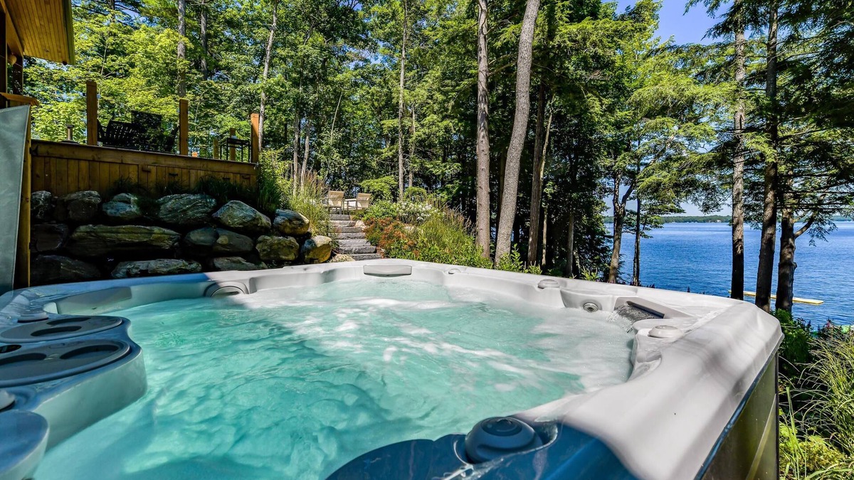 Torrance Cottage | 7 bed 6 bath oasis on Lake Muskoka! Boathouse + Bunkie!