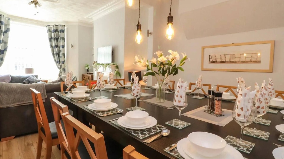 South Shore House | 7-Bed Beachside Retreat - Free Parking & Pets!