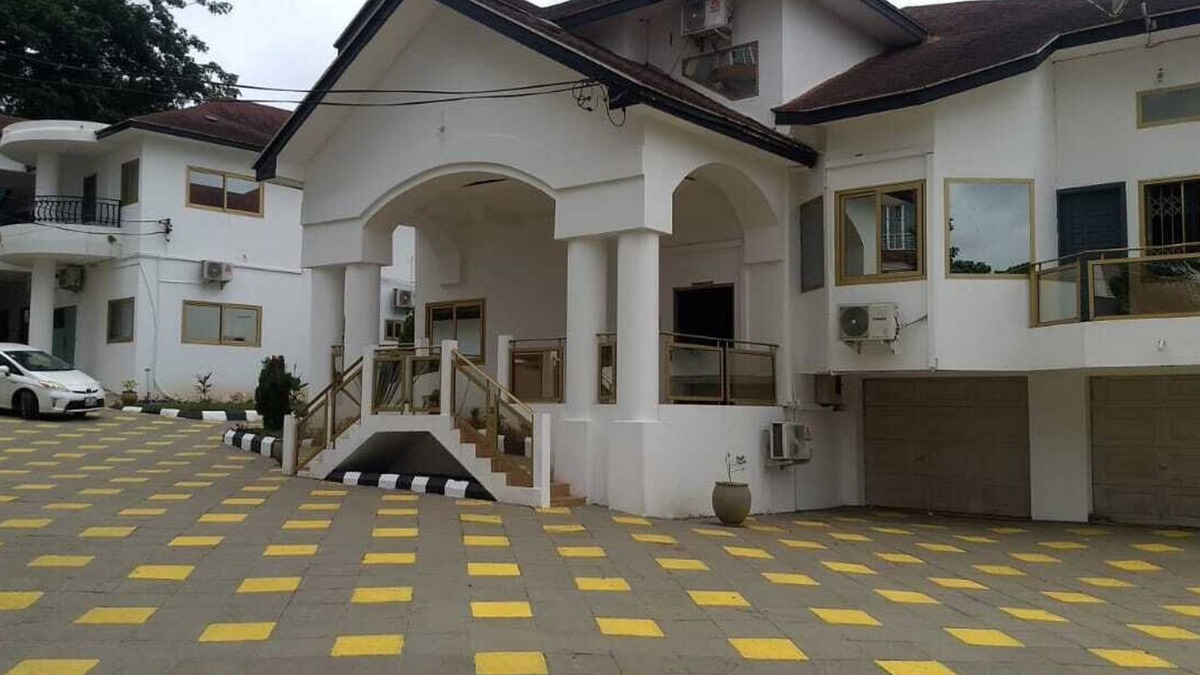 Accra House | 7-bed Lux House-A with a pool & Mini-Golf, a Walking distance from the Airport.