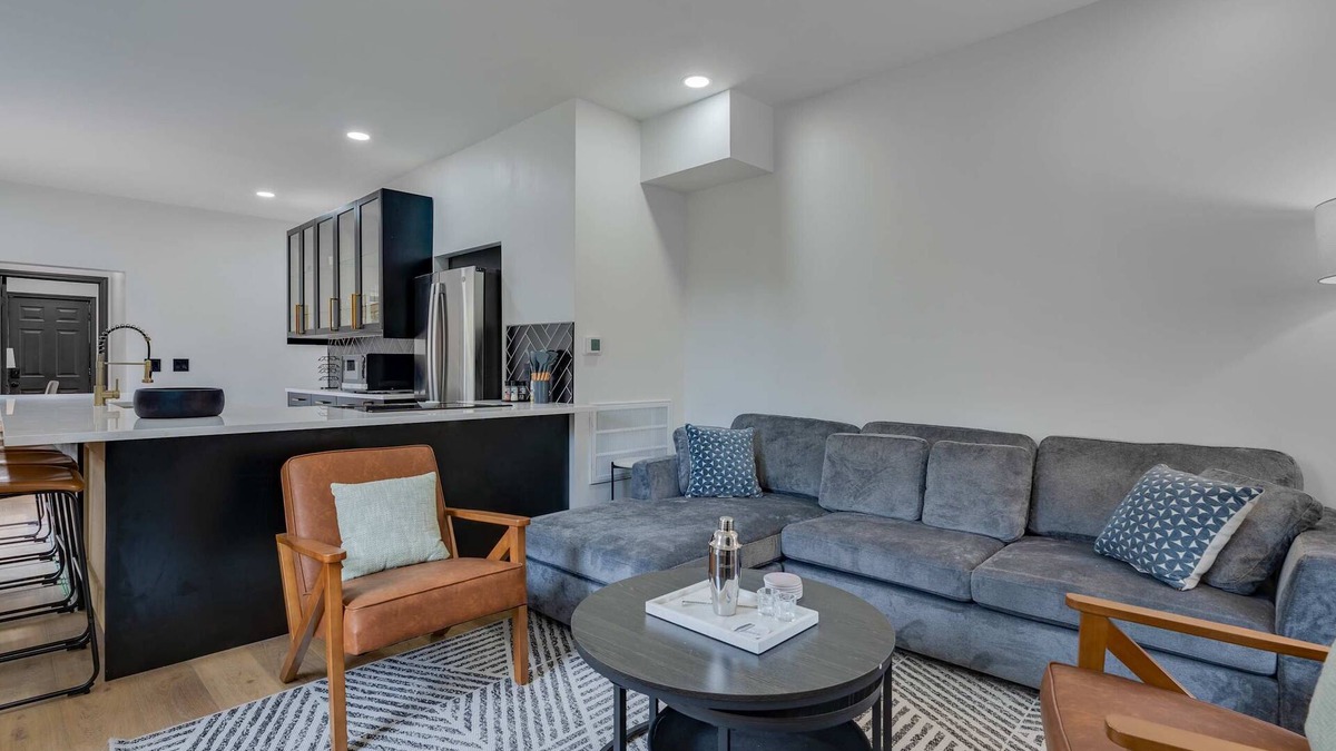 Weinland Park House | 7 Bed - Urban Hot Tub Oasis near OSU & Short North