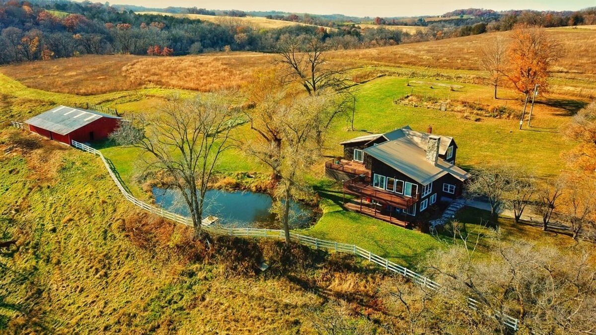 Decorah Cabin | 7 bedroom/3 bath Lodge on Canoe Creek in Decorah