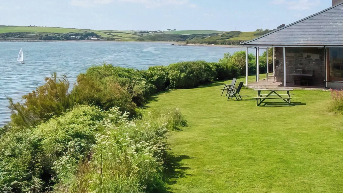 St Ishmaels Cottage | 7 bedroom accommodation in St Ishmaels Musslewick, near Broad Haven