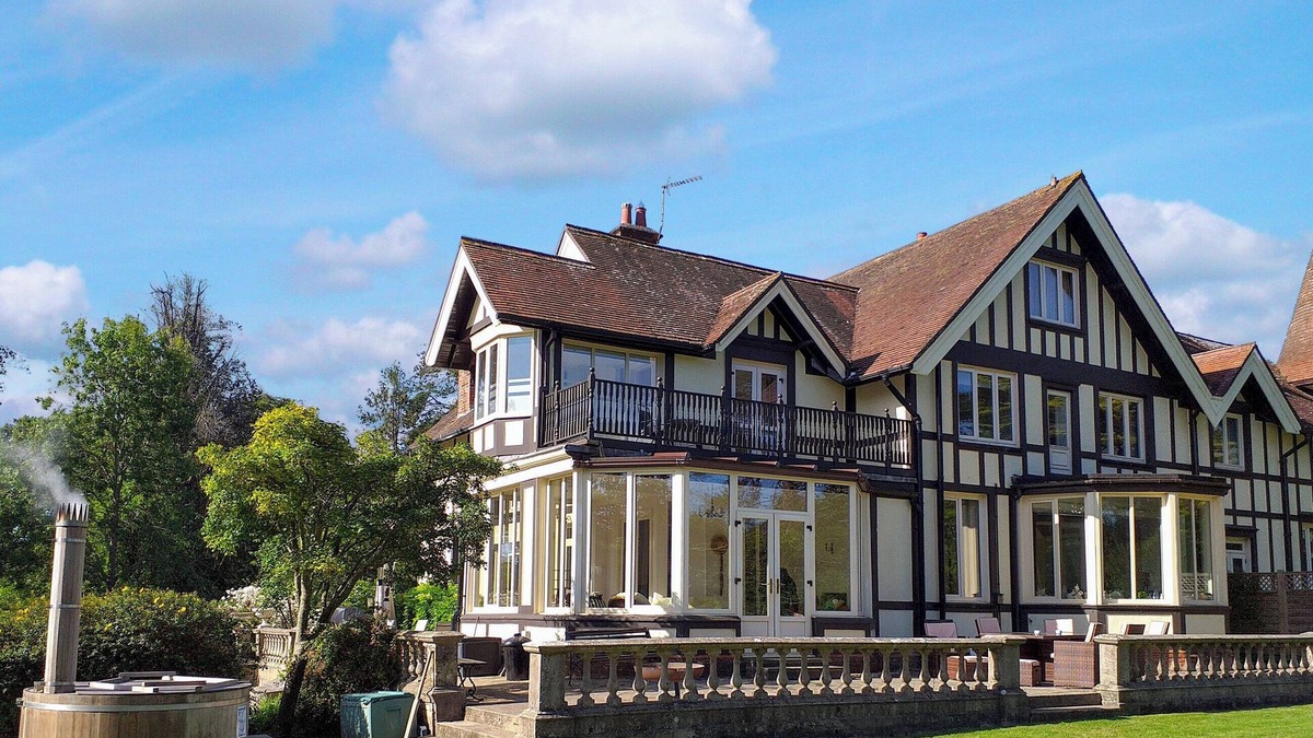Ryde Cottage | 7 bedroom accommodation in Wootton Bridge, near Ryde