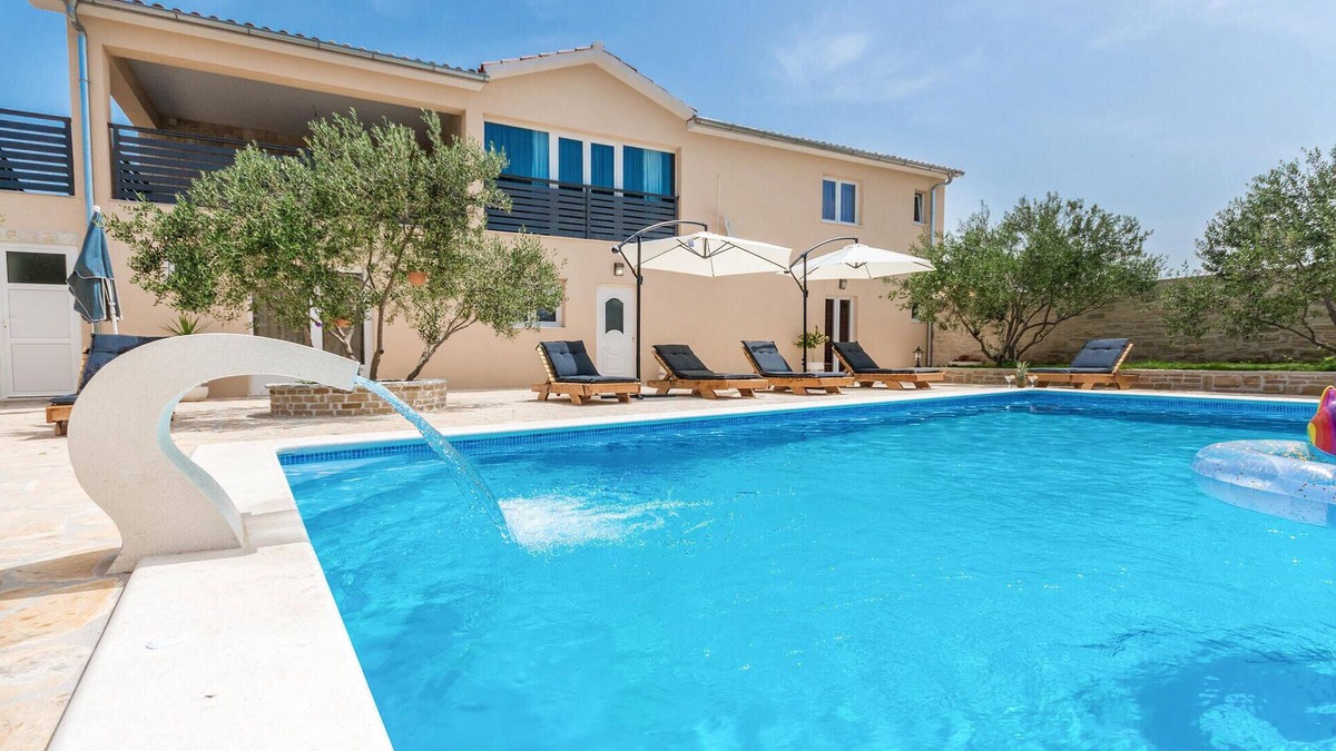 Polaca House | 7 bedroom awesome home in Polaca
