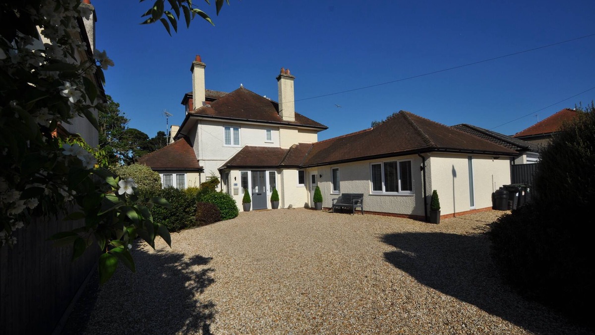 Southbourne House | 7 Bedroom Contemporary Family Friendly Home Nr Southbourne Beach