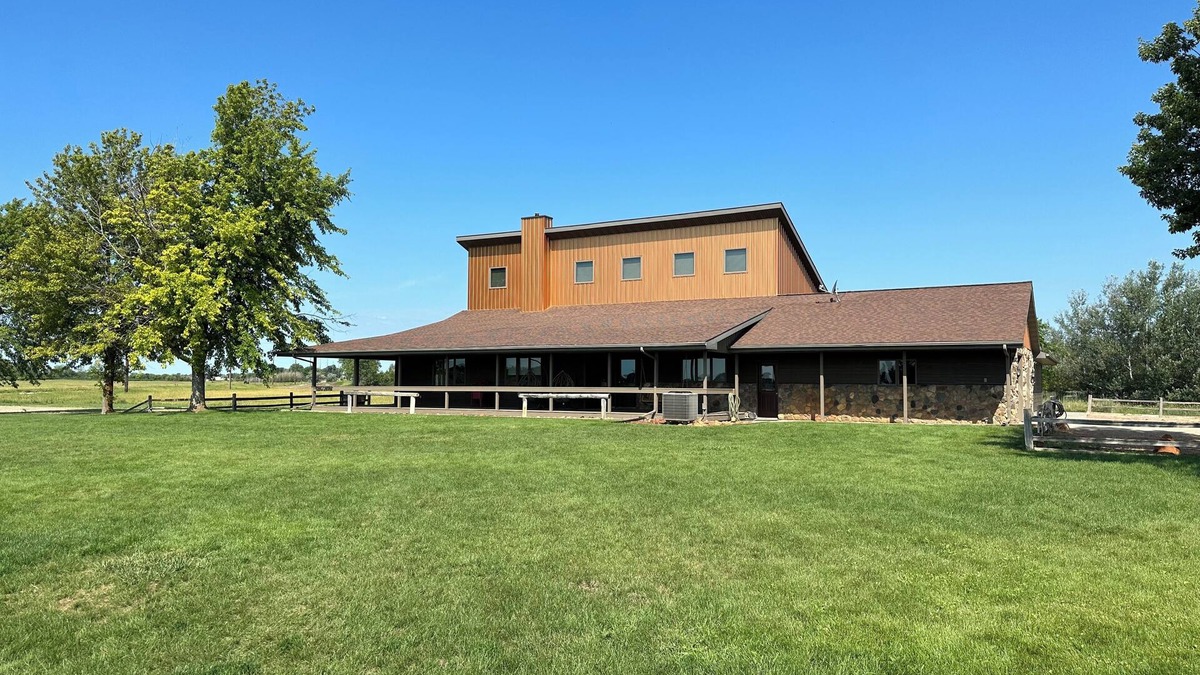 Mitchell Cabin | 7 Bedroom Country Lodge Close to Town - Rooster Roost Ranch Lodge