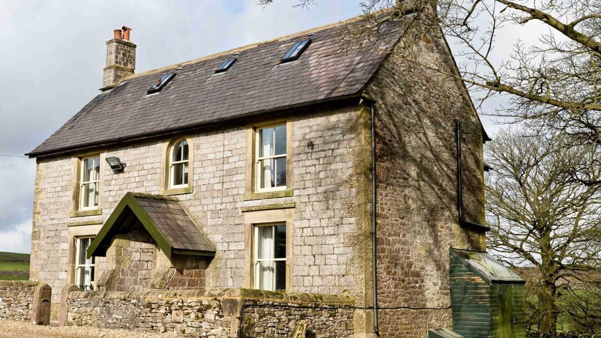 Hurdlow Other | 7 bedroom farmhouse, nestled in a quiet hamlet near to Buxton and Bakewell.