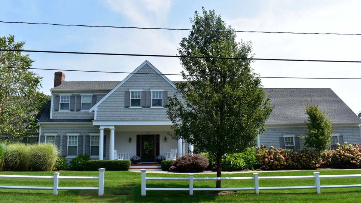 East Dennis House | 7 bedroom home sleeping 14! Located on the Bayside with private pool!