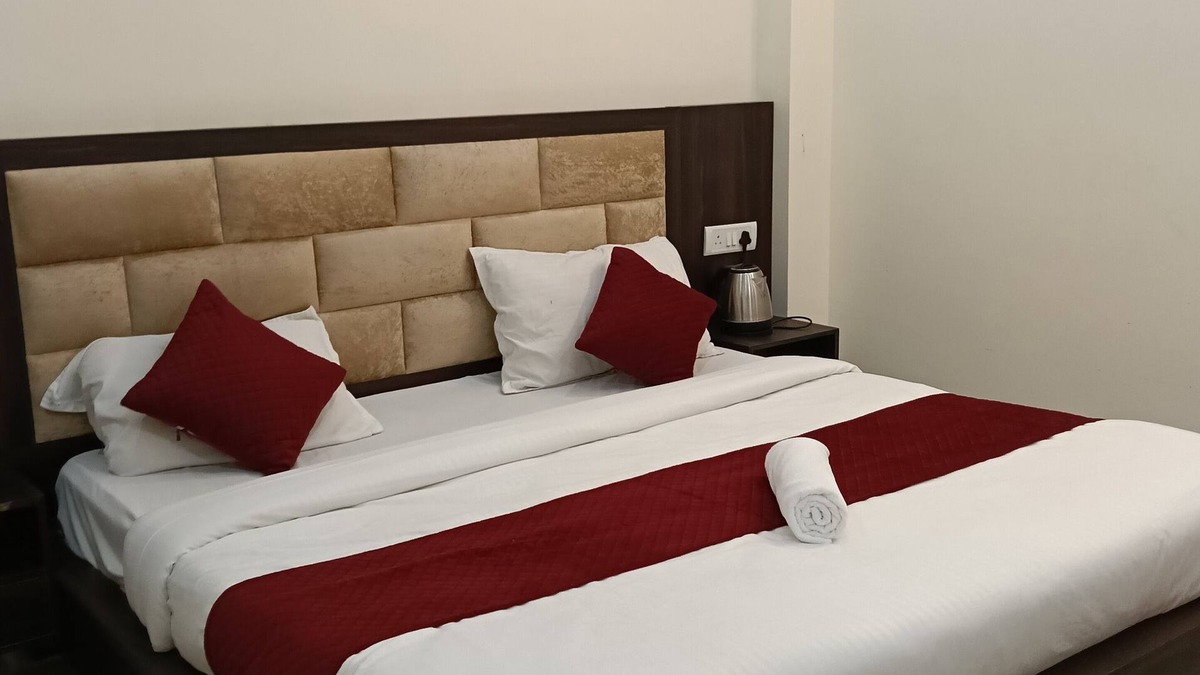 Ayodhya Hotel | 7-bedroom hotel in Ayodhya with AC Hotel Abhinandan palace ram mandir by 500 mtr
