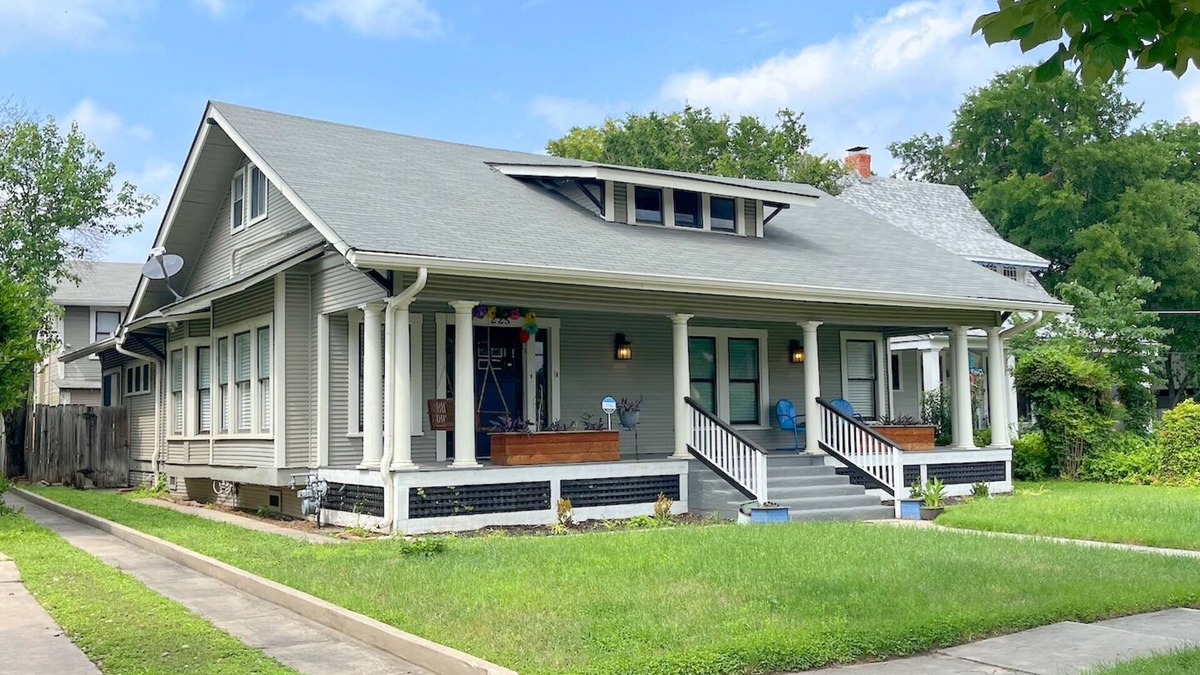 Midtown House | 7-bedroom vacation home just 4 minutes drive to River Walk