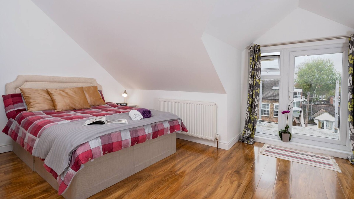 Cricklewood House | 7 Double bedroom House fully equipped Kitchen