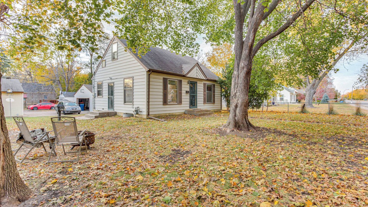 Richfield House | 7 Mi to Downtown Minneapolis: Home w/Fire Pit!