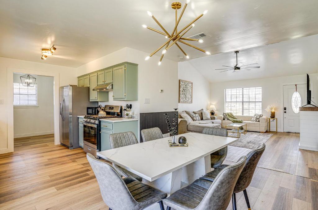 Bridgeport House | 7 Mi to Lake Bridgeport Home with Yard and Grill!