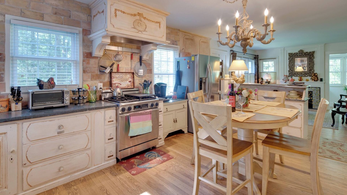 Royal Pines Cottage | 7 Mi to The Biltmore: 'Le Canard' Cottage w/Porch